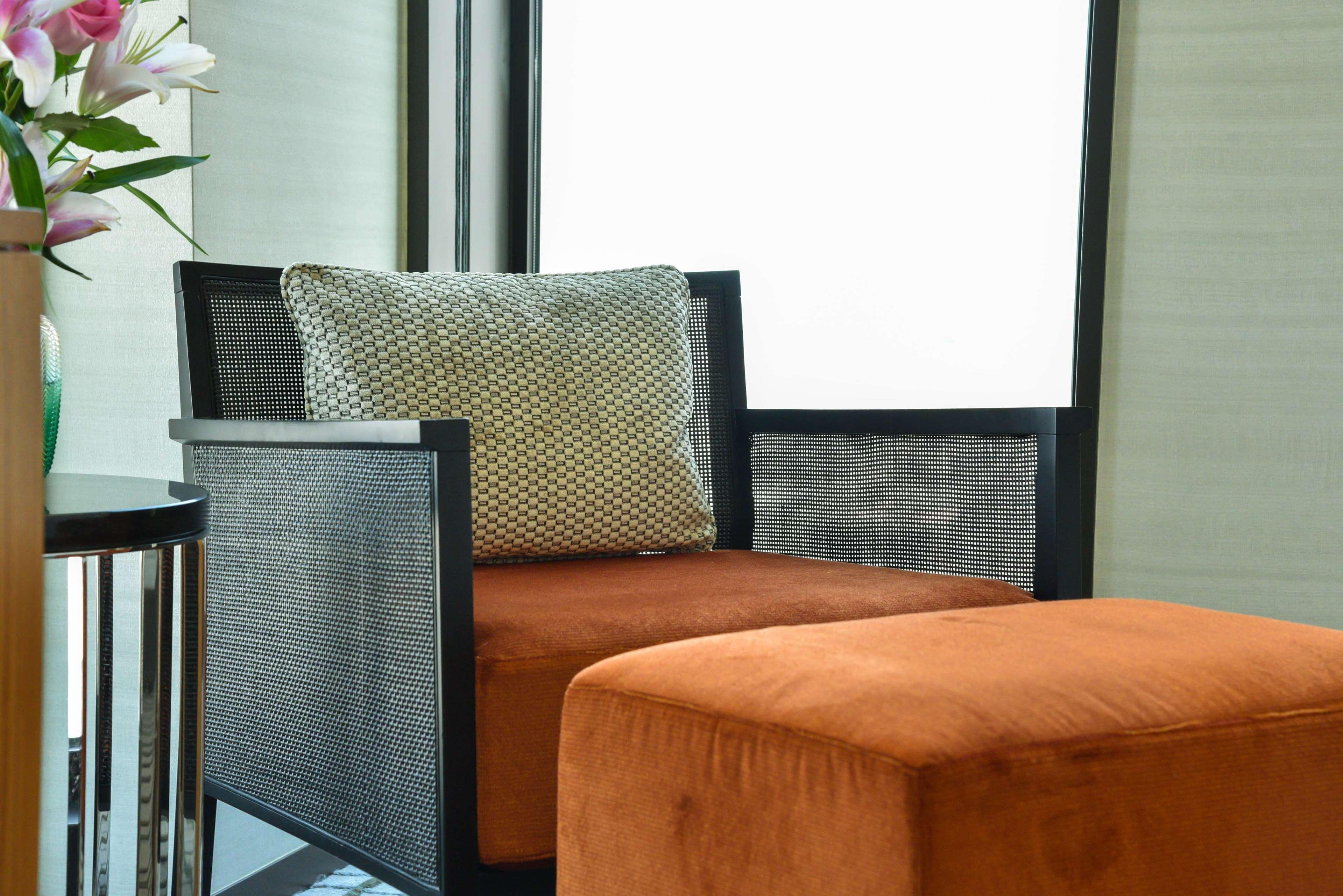 Готель Park Hyatt Доха Екстер'єр фото A chair with a cushion