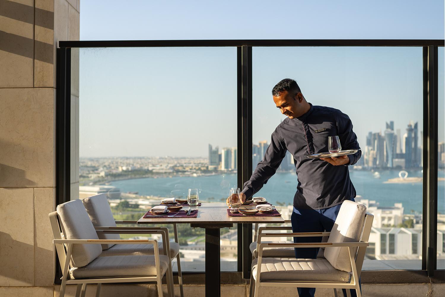 Готель Park Hyatt Доха Екстер'єр фото A butler at the Jumeirah Atlantis Hotel in Dubai